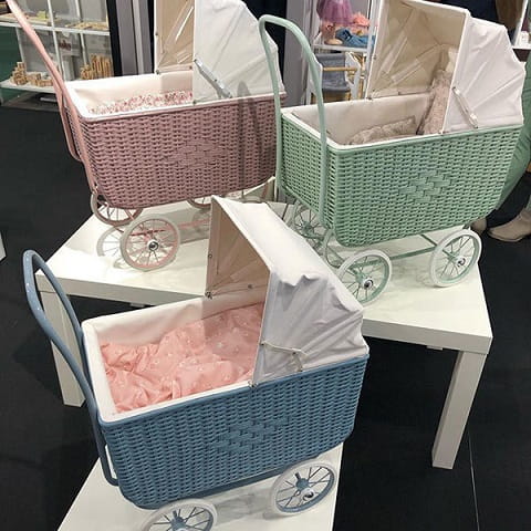 Wózek dla lalek Doll Pram Retro Rattan Blue niebieski Astrup 3