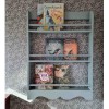 Półka biblioteczka wisząca z rustykalnym dekorem