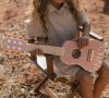 Drewniana gitara różowa Safari Friends FSC Little Dutch 1